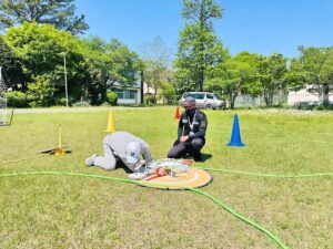 ライセンコースは、主に一等無人航空機操縦士免許を取得するためのドローン操舵集中型コースです。10時間＋30時間（補講無料）を使用し、一等実技講習を実施します。一等実技講習は、コンピューターをOFF（Attitude※注1）にした操舵が主であり、二等実技講習のようにコンピューターを使用した飛行（Positioning※注2）は行いません