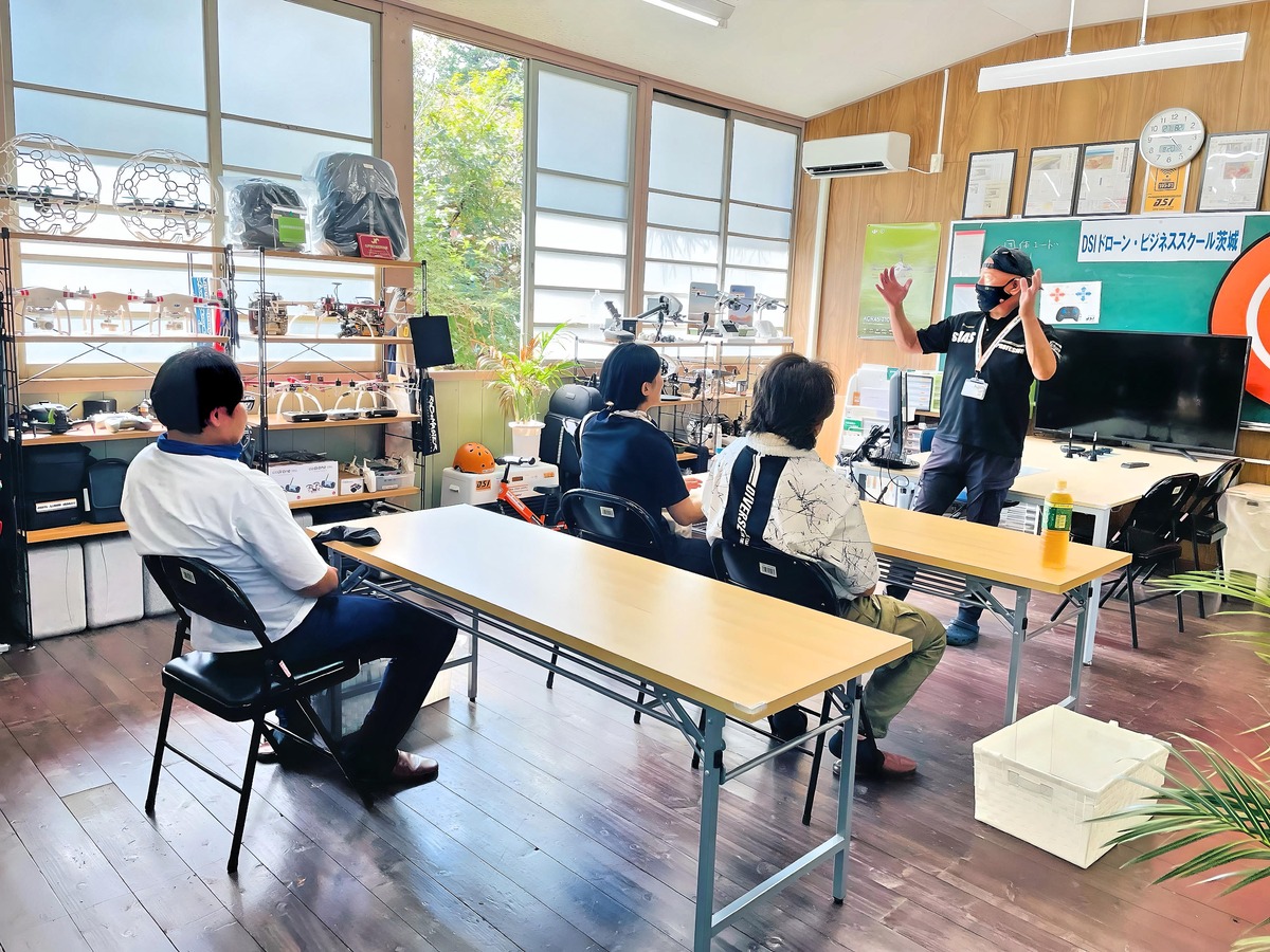 飛行訓練前のブリーフィング。飛行条件を確認