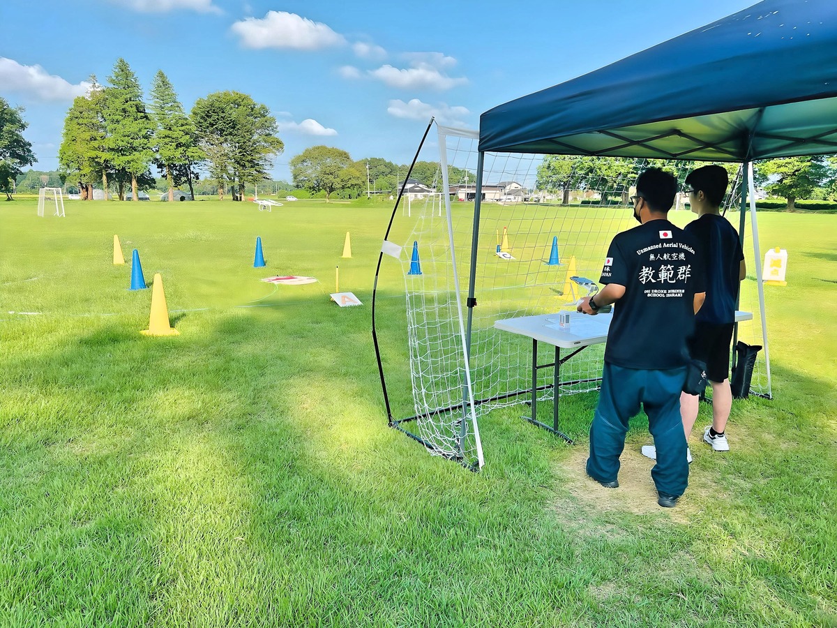 操舵に慣れてきた所で、実技飛行。ホバリングから