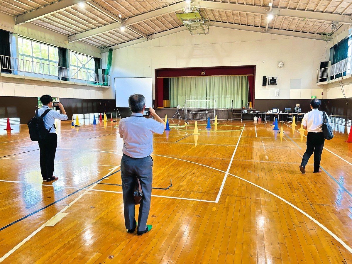 屋内訓練場を視察。詳細な設営状態などを説明