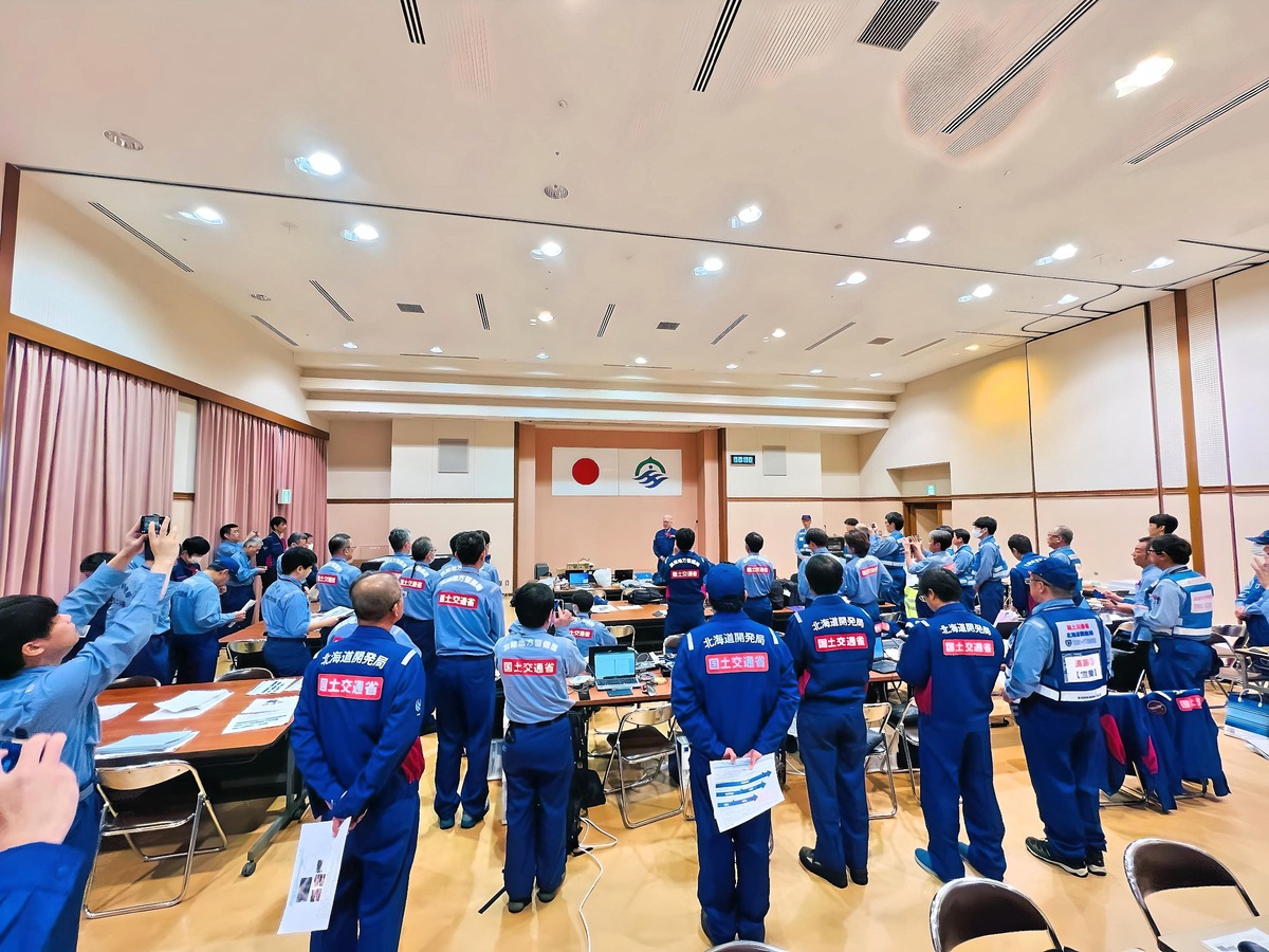 早朝ミーティング。現場での留意事項を確認