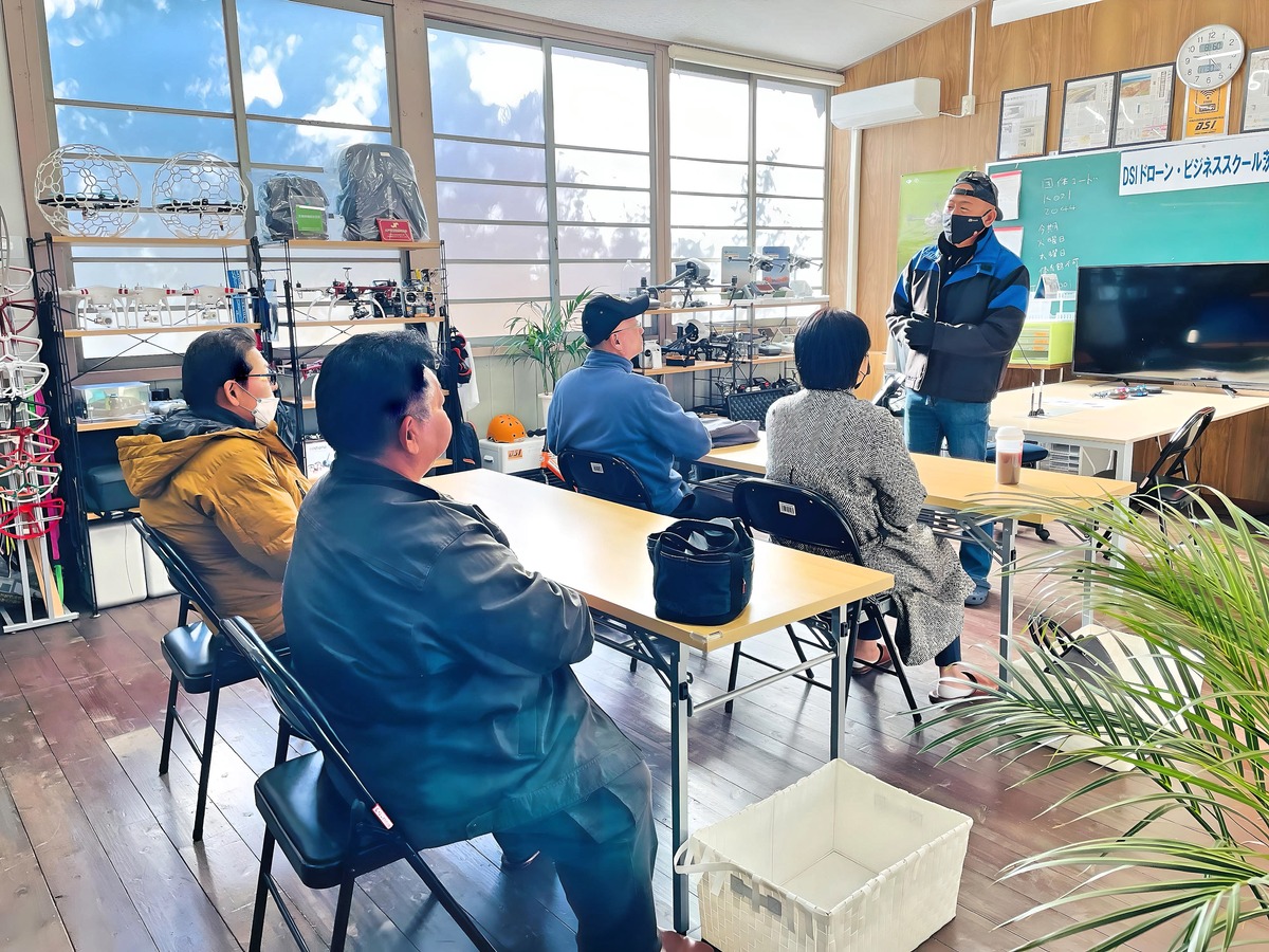 飛行訓練前ブリーフィング。本日の気象予報など共有