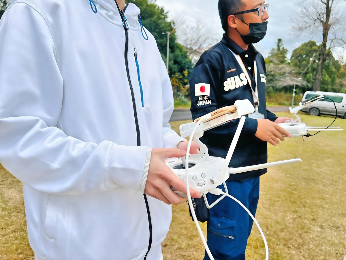 思ったより簡単のようです。ドローンは誰でも飛行可能