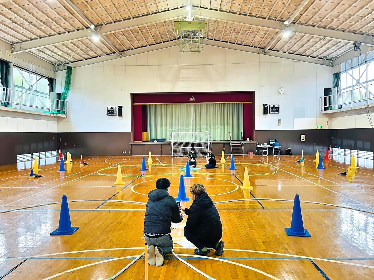 本日も2コート。指導員1人に対して受講生は2人