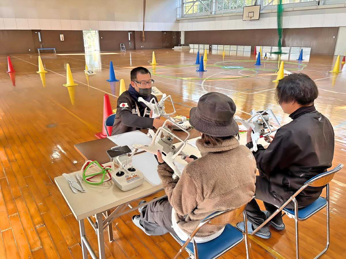 初日は基本から「飛行前点検」16大項目に及びます