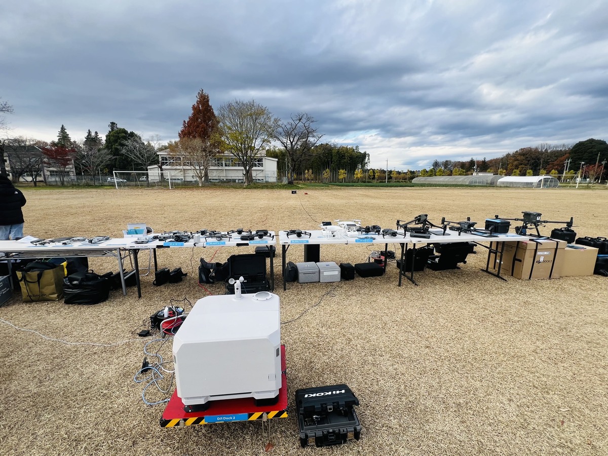 手前にDJI Dock2、奥に民生機から産業機がズラリ