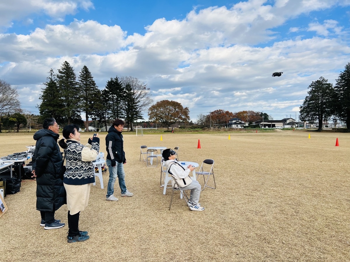 「DJI NEO」で遊ぶ中学生。お母さんも大はしゃぎ