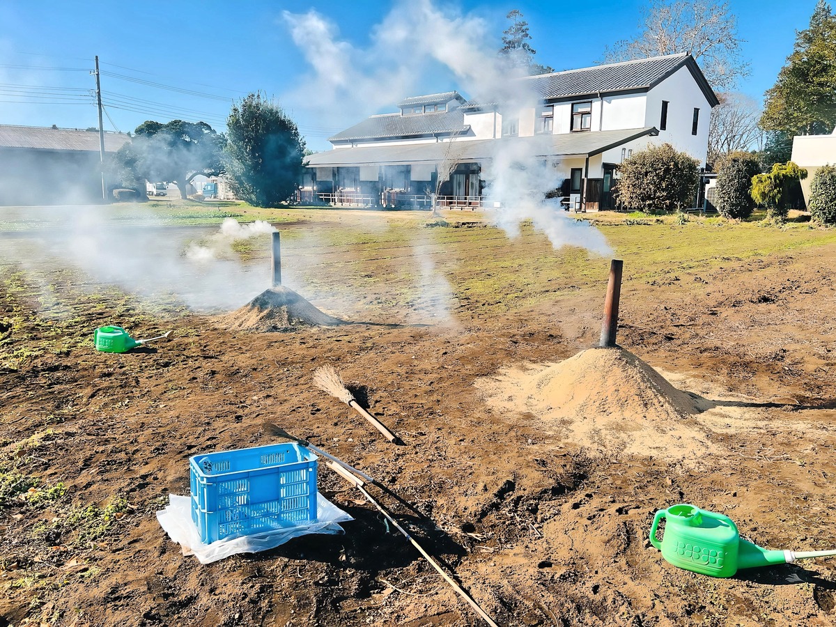 鯉淵学園の風物詩「燻炭（くんたん）」師走ですね