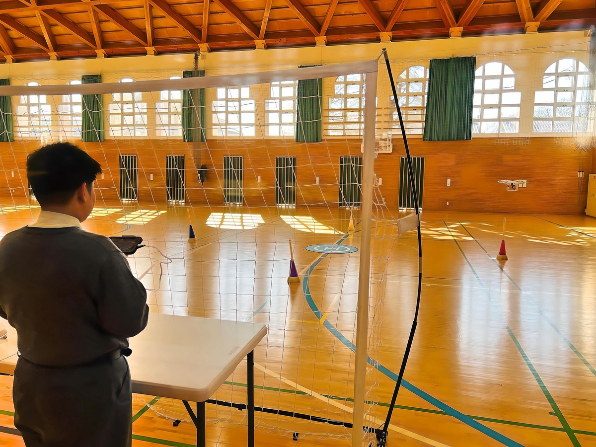 側面飛行に入る生徒。高難度飛行を軽々とクリア