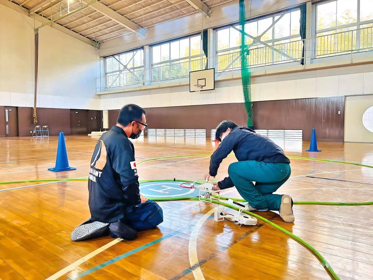 バッテリーの交換作業。電源カットし状況確認しながら機体装着