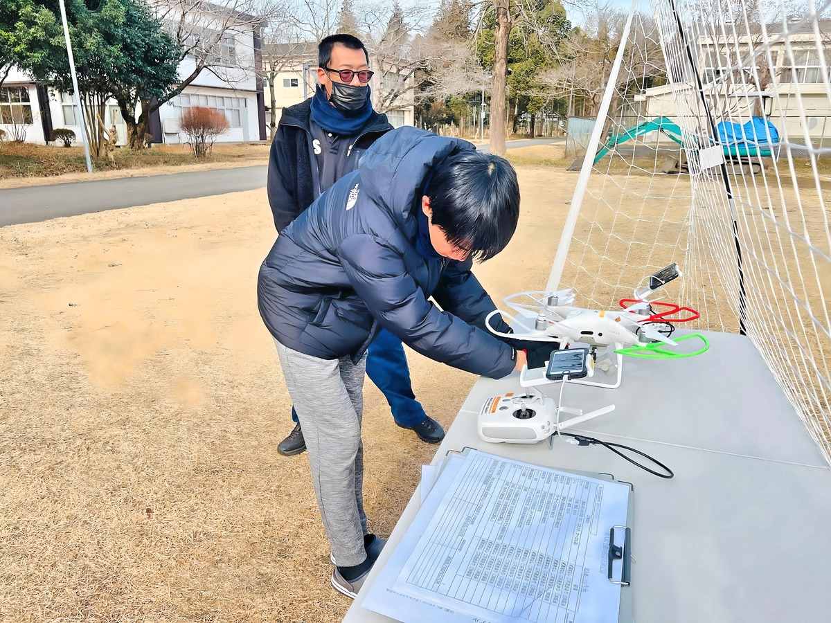 一等飛行前点検。フィールド内は足元が悪いためココ